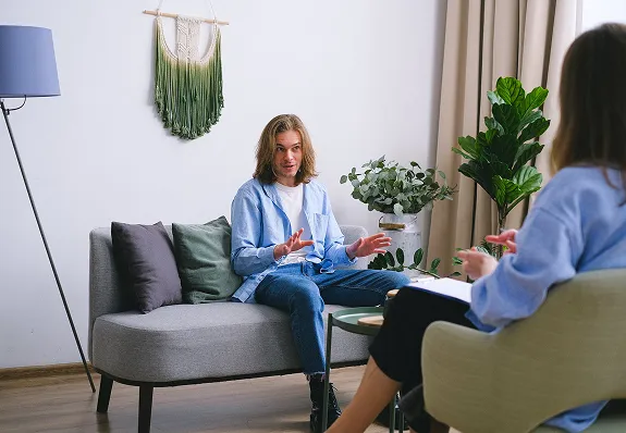 Man explaining problems to faceless psychologist